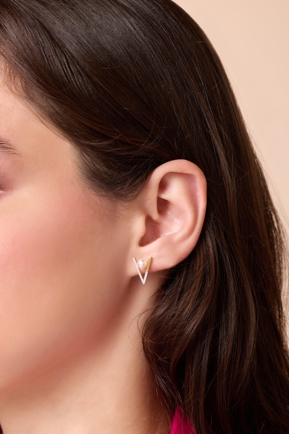 lavita yellow gold diamond geometric v earring with center pearl