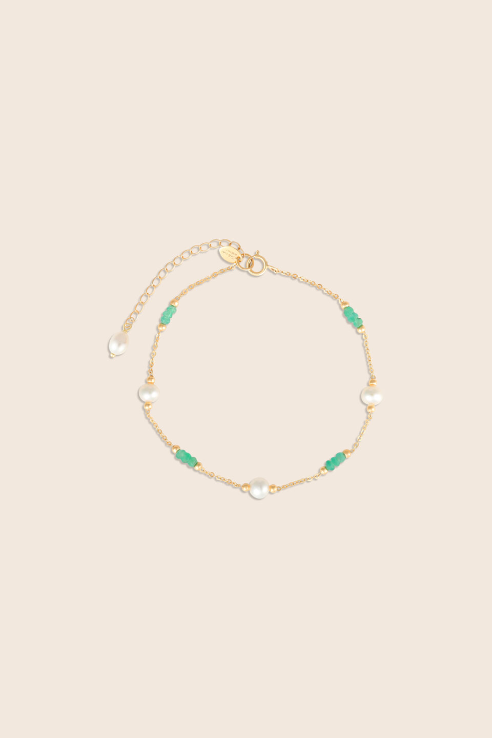 Lavita yellow gold pearl bracelet with two consecutive emerald beads