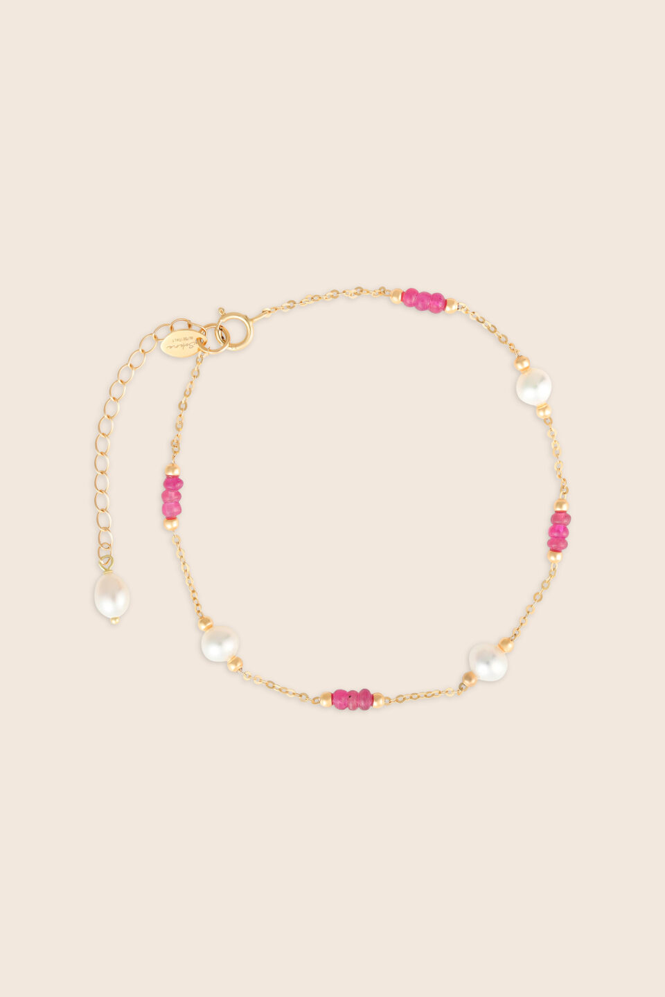 Lavita yellow gold pearl bracelet with two consecutive ruby beads
