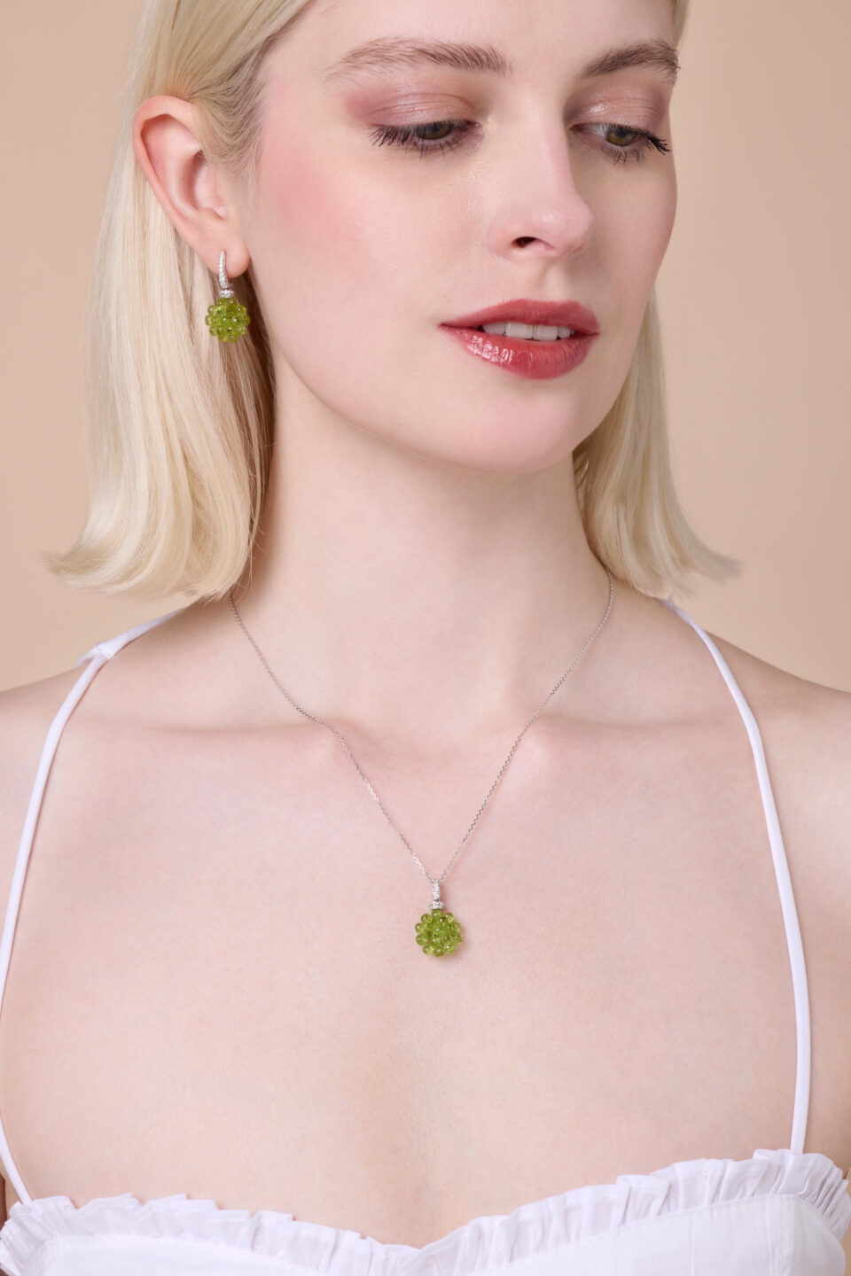 Aurora white gold diamond pendant with peridot