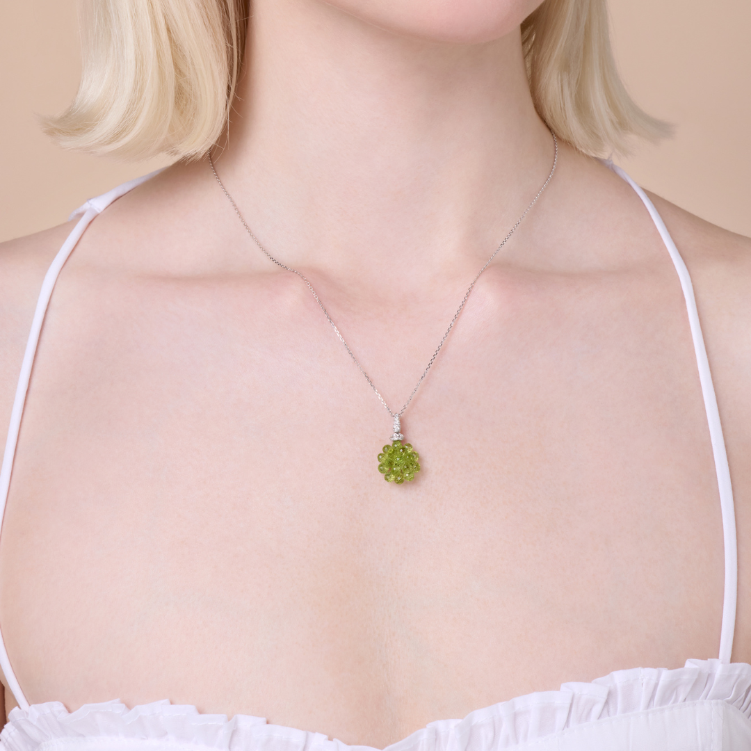 31 Aurora white gold diamond pendant with peridot - Image 1