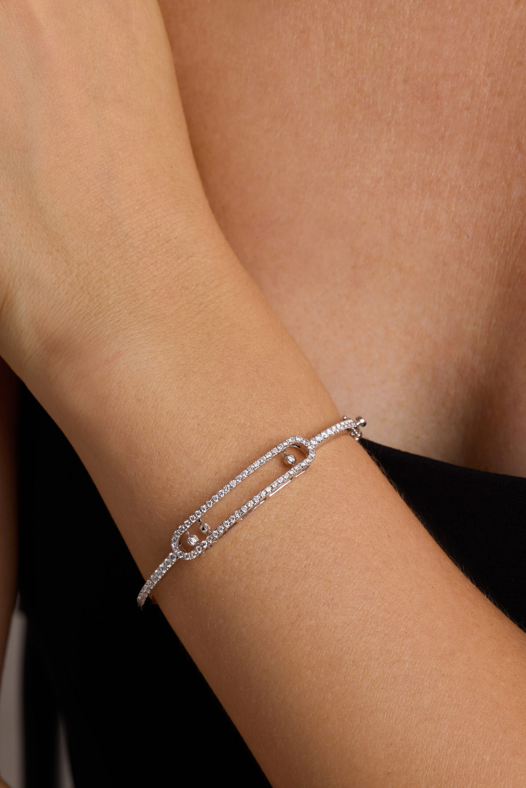 ADBG000279-image-49-TQTEAFHZBV_51 Fancy white gold bangle with dancing diamond - Image 1